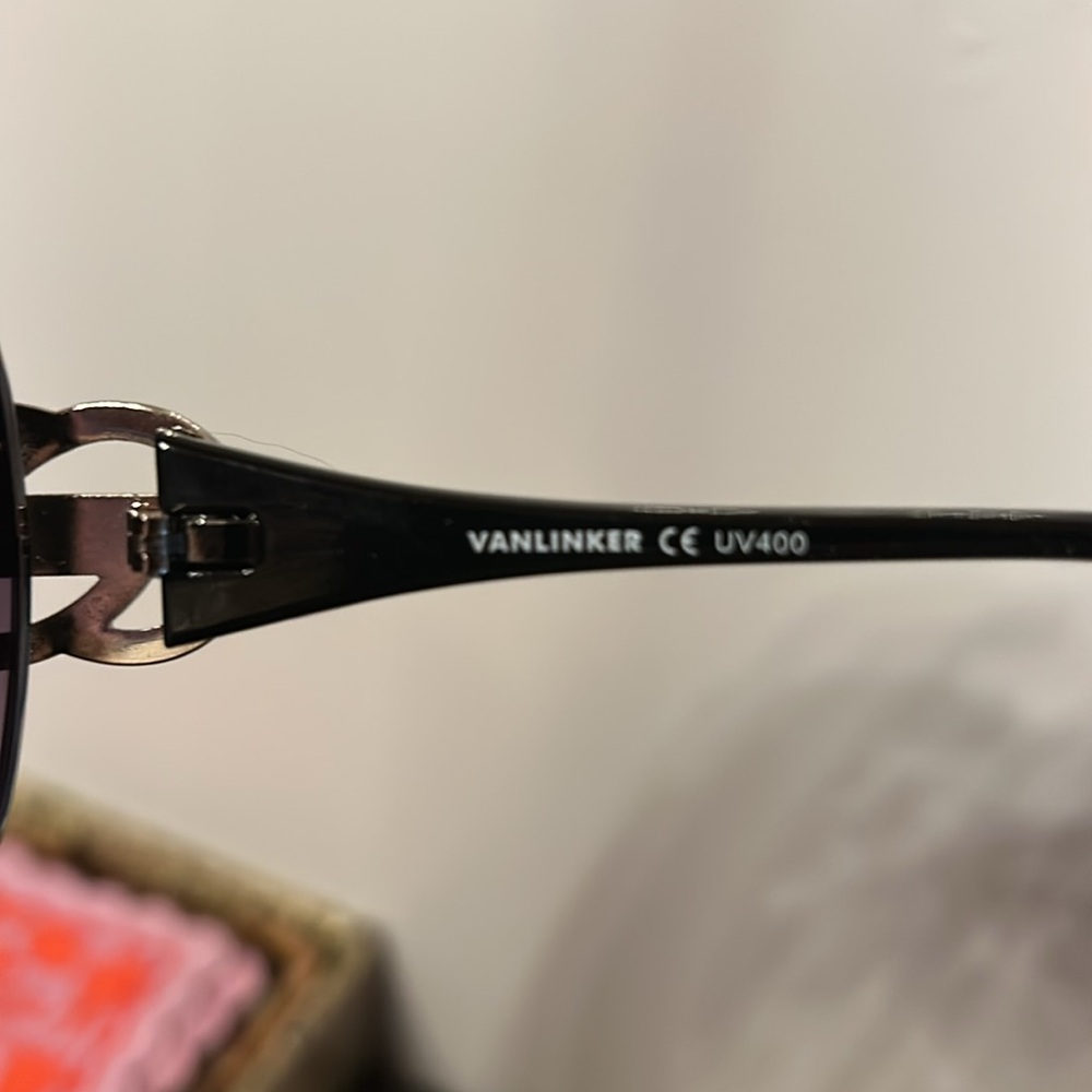 [VANLINKER] Bejeweled Black Sunglasses With Case/Cloth - Picture 5 of 7